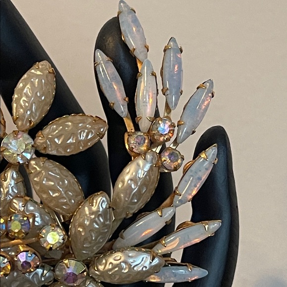 Beau Jewels Molded Faux Pearl Opaline Aurora Borealis Rhinestone Demi-Parure - Picture 8 of 10